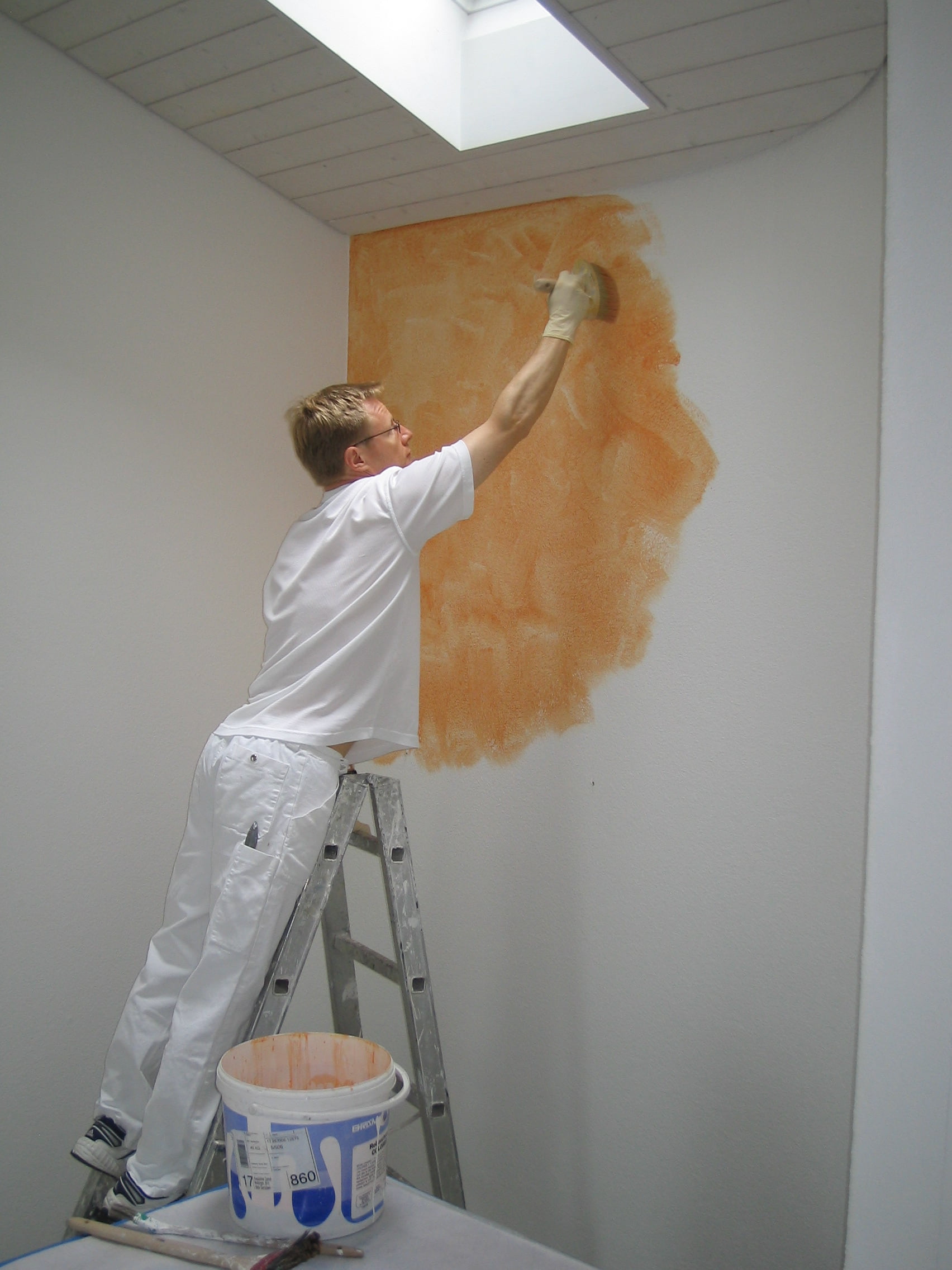 Mit der vorgeschriebenen Farbwischtechnik geben wir dem Aufenthaltsraum die Note, welche dem Corporate Design des Autohauses entspricht.