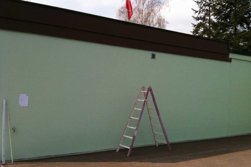 Reinigung und Grundierung der Wand vor dem Auftragen der Schrift