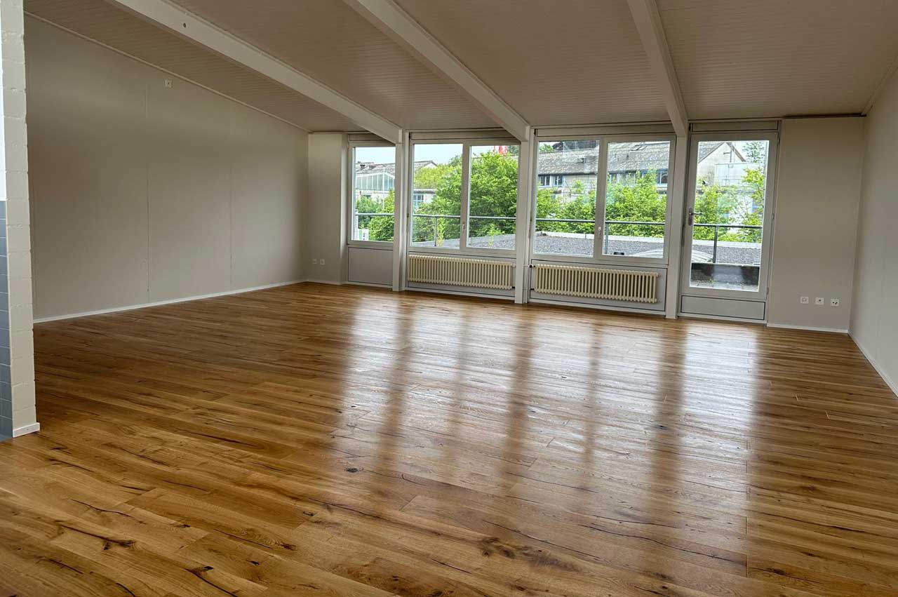 Parkett nach dem Verlegen. Blick in den Raum
